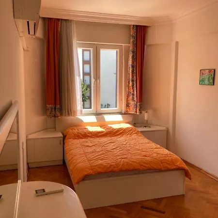 Apartmán Central Flat W/ Balcony & Sea View, 1 Min To Beach