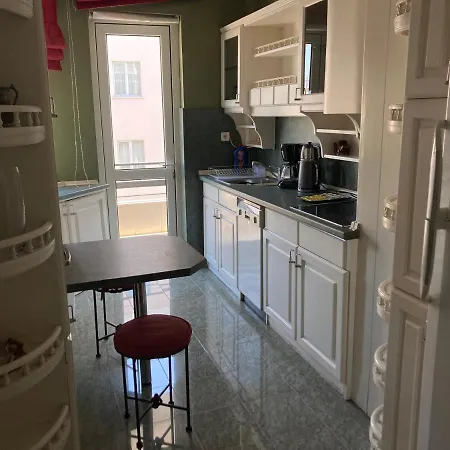Central Flat W/ Balcony & Sea View, 1 Min To Beach Apartmán *