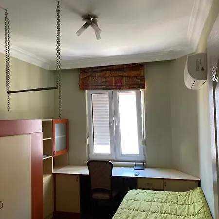 Apartmán Central Flat W/ Balcony & Sea View, 1 Min To Beach *